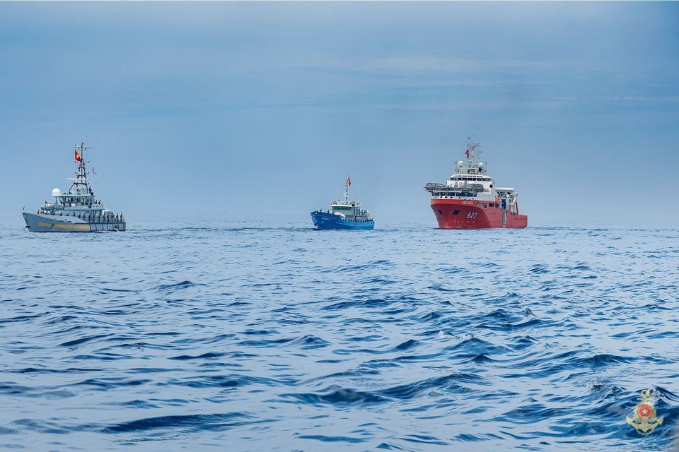 Un navire de sauvetage polyvalent et des navires de soutien se joignent au défilé naval. Photo : Marine populaire du Vietnam/VNA