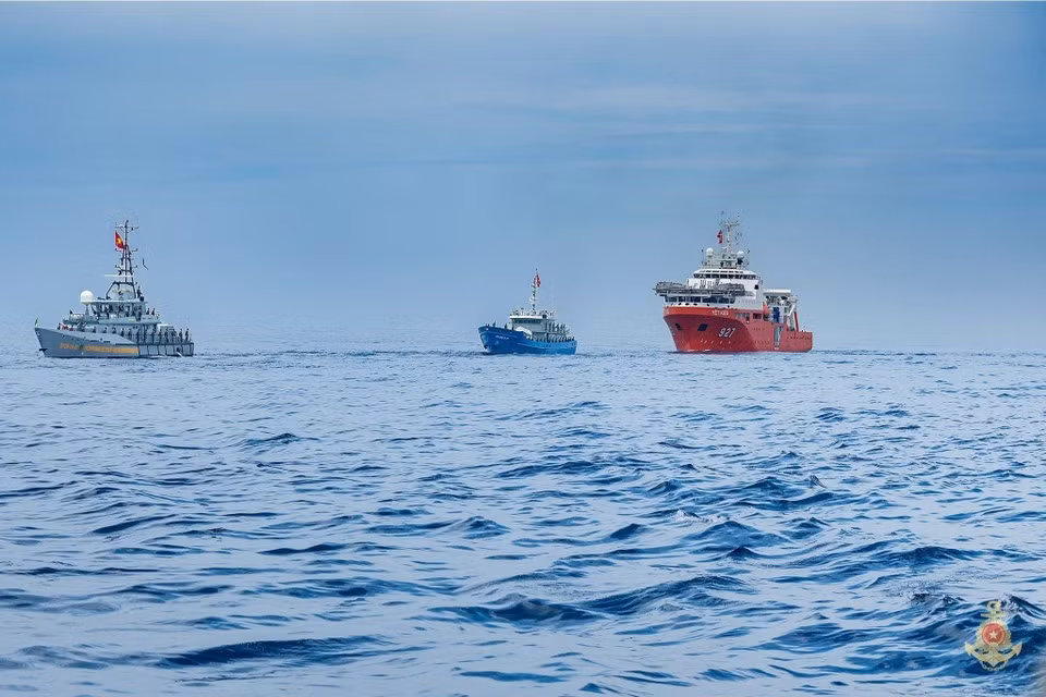 Un navire de sauvetage polyvalent et des navires de soutien se joignent au défilé naval. Photo : Marine populaire du Vietnam/VNA