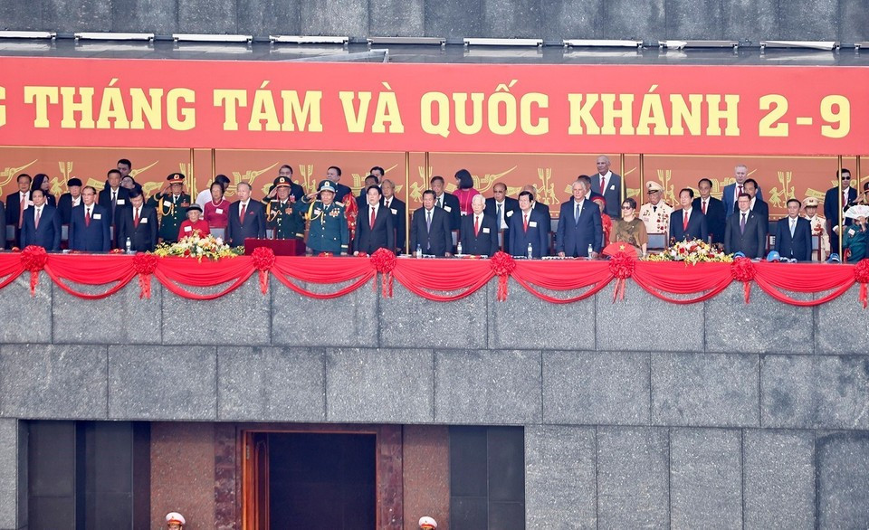 Dirigeants, anciens dirigeants du Parti et de l'État, invités internationaux et délégués participent à la cérémonie du salut au drapeau. Photo : Doan Tan - VNA