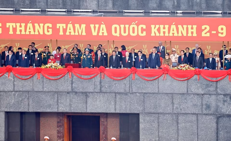 Dirigeants, anciens dirigeants du Parti et de l'État, invités internationaux et délégués participent à la cérémonie du salut au drapeau. Photo : Doan Tan - VNA
