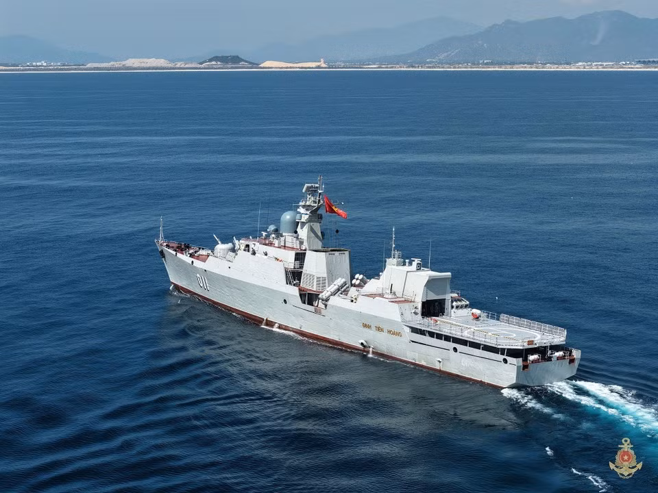 La frégate lance-missiles Dinh Tien Hoang participe au défilé maritime. Photo : Marine populaire du Vietnam/VNA