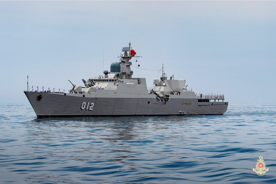 La frégate lance-missiles Ly Thai To participe au défilé maritime. Photo : Marine populaire du Vietnam/VNA