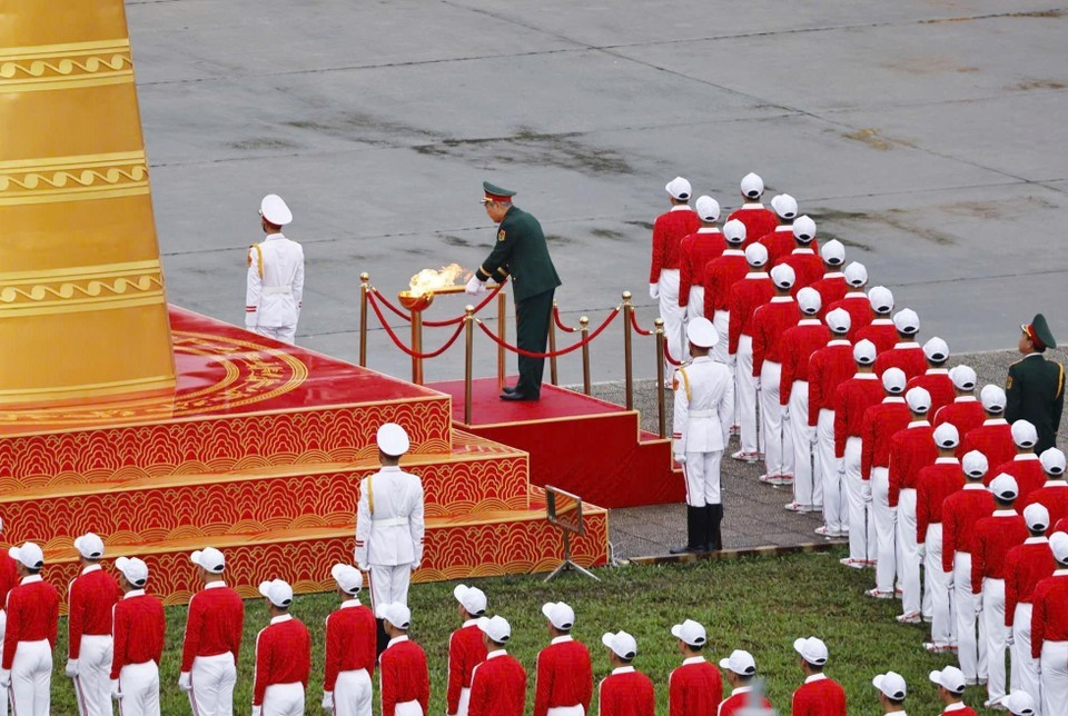 Procession aux flambeaux lors du défilé et de la marche du 80e anniversaire de la Révolution d'Août et de la Fête nationale. Photo : Truong Van Vi - VNA