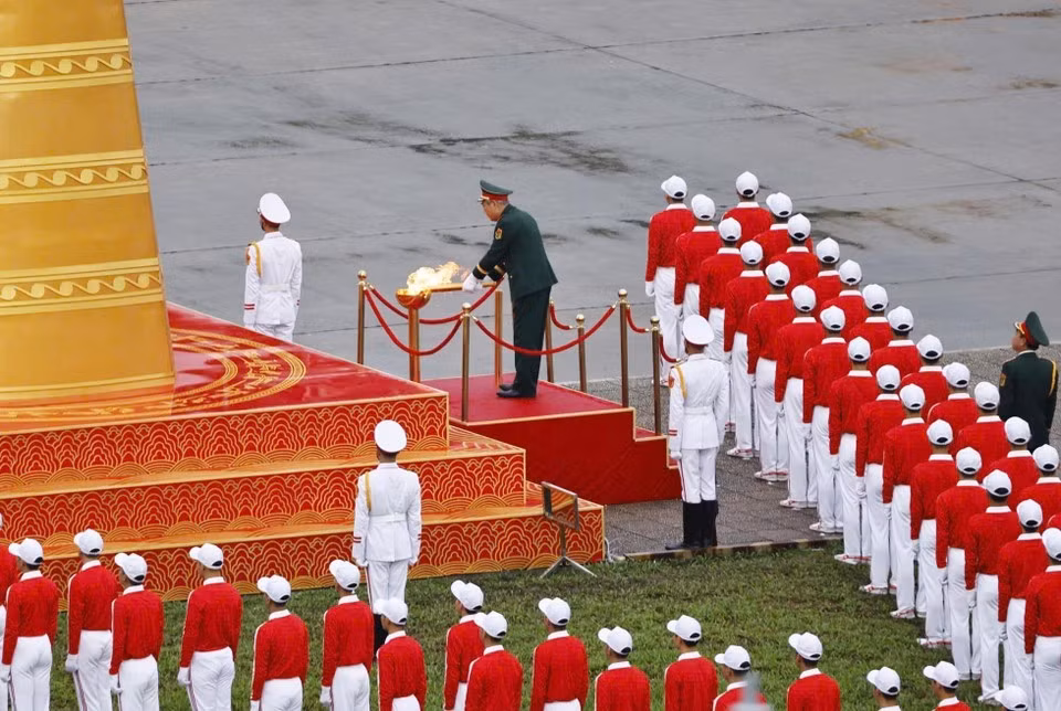 Procession aux flambeaux lors du défilé et de la marche du 80e anniversaire de la Révolution d'Août et de la Fête nationale. Photo : Truong Van Vi - VNA