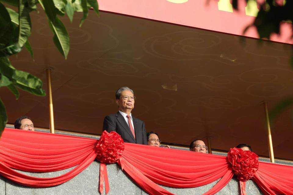Zhao Leji, membre du Comité permanent du Bureau politique et président du Comité permanent de l’Assemblée nationale populaire (ANP) de Chine, assiste au défilé maritimes et populaire célébrant le 80e anniversaire de la Révolution d'Août et de la Fête nationale. Photo : VNA