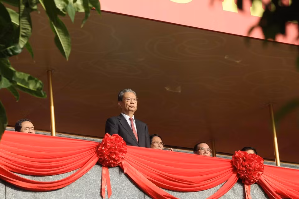 Zhao Leji, membre du Comité permanent du Bureau politique et président du Comité permanent de l’Assemblée nationale populaire (ANP) de Chine, assiste au défilé maritimes et populaire célébrant le 80e anniversaire de la Révolution d'Août et de la Fête nationale. Photo : VNA