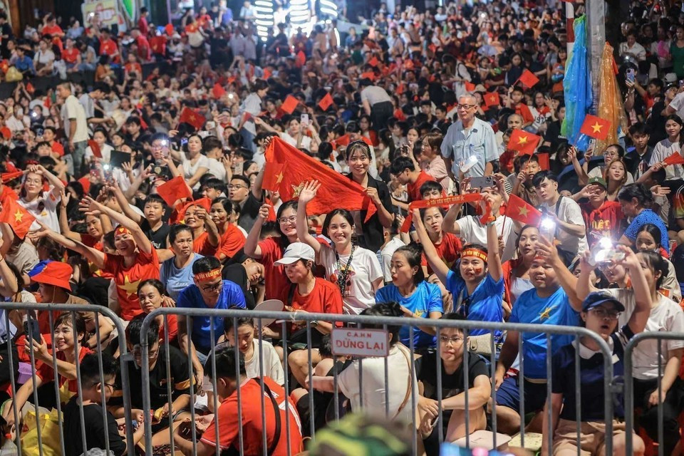Rassemblés sans rendez-vous, des dizaines de milliers de cœurs battent à l'unisson dans une mer de drapeaux rouges aux étoiles dorées, attendant ce moment sacré pour la nation. Photo : VNA