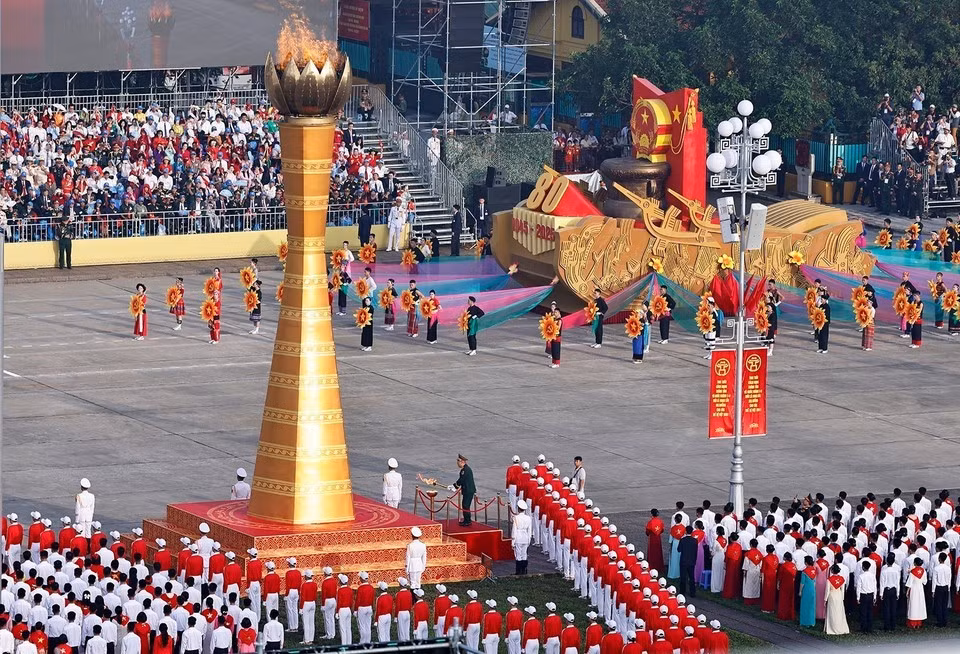 Procession aux flambeaux lors du défilé et de la marche du 80e anniversaire de la Révolution d'Août et de la Fête nationale. Photo : Truong Van Vi - VNA