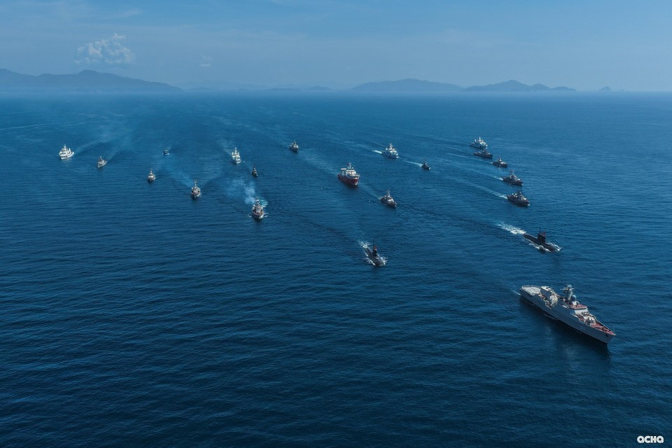 Les formations se déploient en V. Photo : Marine populaire du Vietnam/VNA