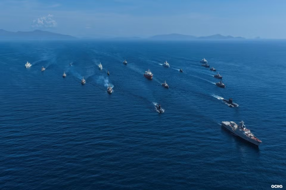 Les formations se déploient en V. Photo : Marine populaire du Vietnam/VNA