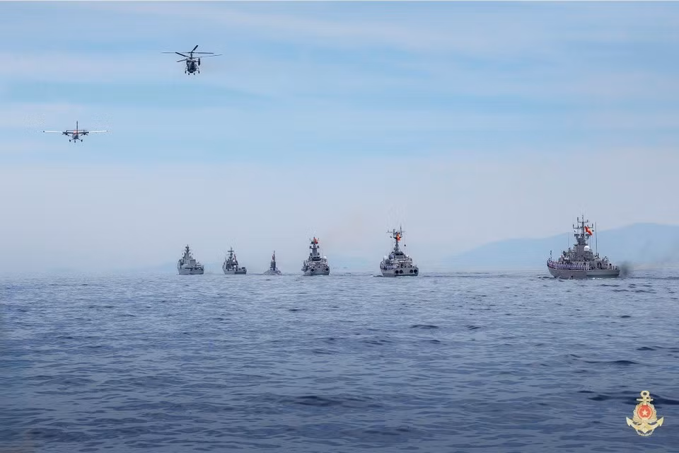 Une flottille de gardes-frontières participe au défilé maritime. Photo : Marine populaire du Vietnam/VNA