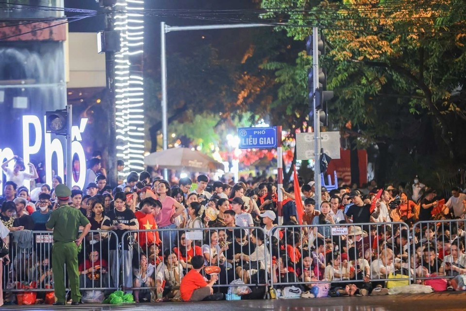 Des personnes se sont rassemblées pendant la nuit du 1er septembre pour attendre le défilé qui se tiendra solennellement le 2 septembre. Photo : VNA