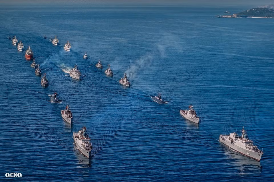 Le navire de commandement (au centre) passe en revue la formation lors du défilé maritime. Photo : Marine populaire du Vietnam/VNA