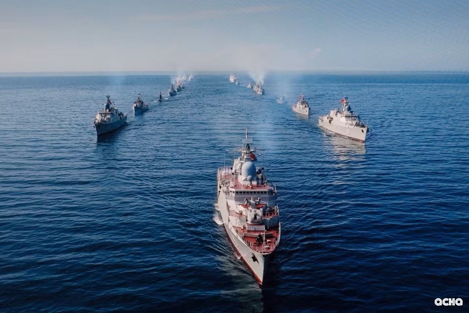 Des forces en mer effectuent la cérémonie du lever du drapeau Photo : Marine populaire du Vietnam/VNA
