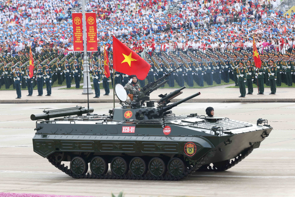 Un véhicule de combat d'infanterie XCB-01 est conçu et fabriqué par le Département général de l'industrie de la défense du Vietnam. Photo : VNA