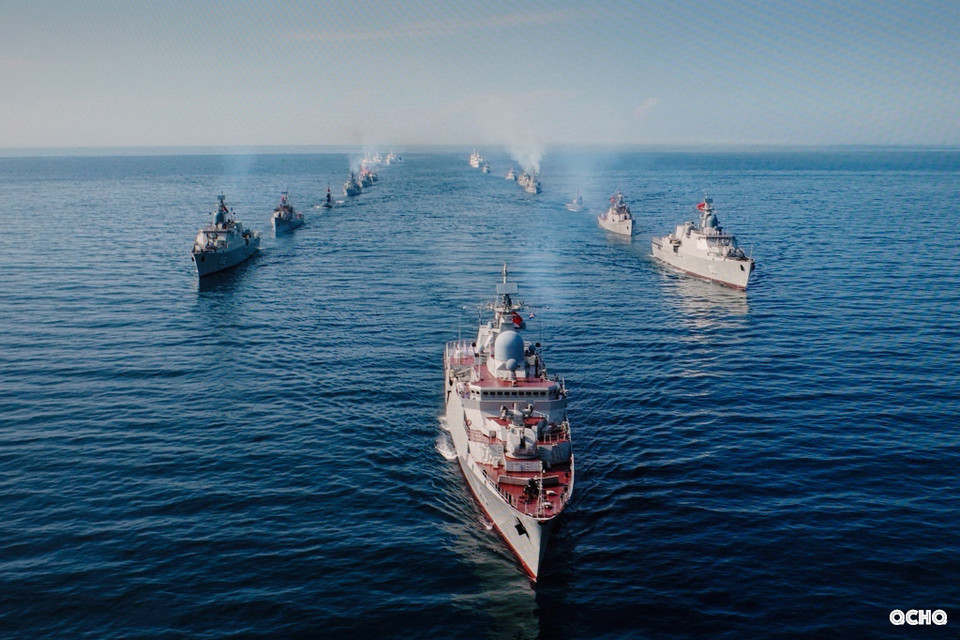 Des forces en mer effectuent la cérémonie du lever du drapeau Photo : Marine populaire du Vietnam/VNA
