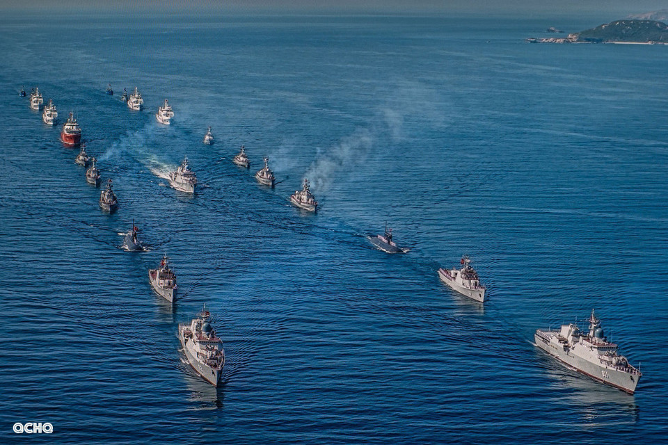Le navire de commandement (au centre) passe en revue la formation de défilé maritime. Photo : Marine populaire du Vietnam/VNA