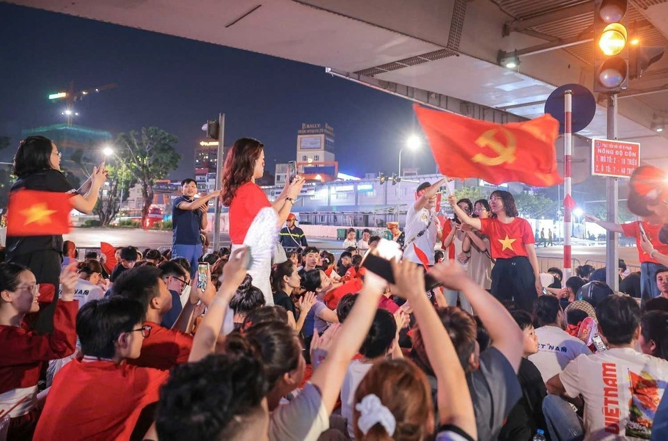 Rassemblés sans rendez-vous, des dizaines de milliers de cœurs battent à l'unisson dans une mer de drapeaux rouges aux étoiles dorées, attendant ce moment sacré pour la nation. Photo : VNA