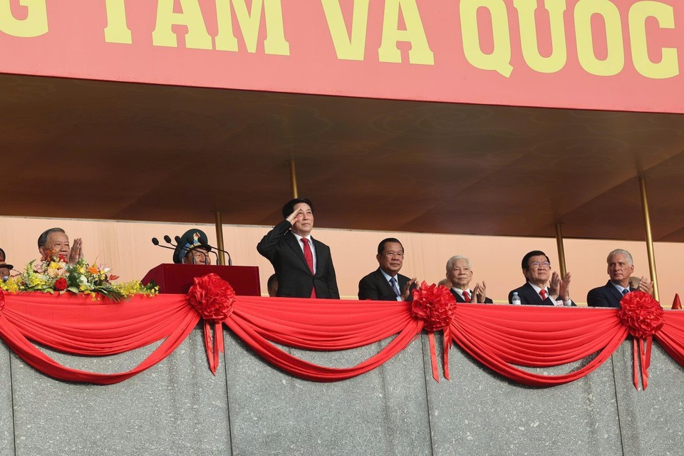 Le président Luong Cuong assiste au défilé militaire et populaire du 80e anniversaire de la Révolution d'Août et de la Fête nationale. Photo : VNA
