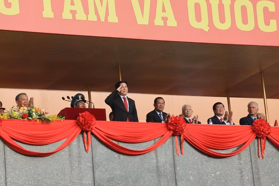 Le président Luong Cuong assiste au défilé militaire et populaire du 80e anniversaire de la Révolution d'Août et de la Fête nationale. Photo : VNA