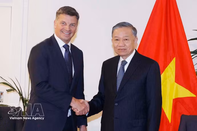 Angus Taylor, chef de l’opposition et président du Parti libéral australien et le secrétaire général du Parti et président de la République Tô Lâm (droite), en août 2026 en Australie. Photo: VNA