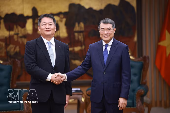 Le Premier ministre Le Minh Hung (droite) et Nagasaki Kotaro, gouverneur de la préfecture japonaise de Yamanashi. Photo: VNA