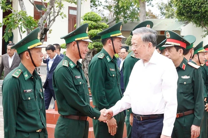 Le secrétaire général du Parti Tô Lâm et des cadres et soldats du poste de garde-frontière d’Ea H’Leo, dans la province de Dak Lak. Photo: VNA
