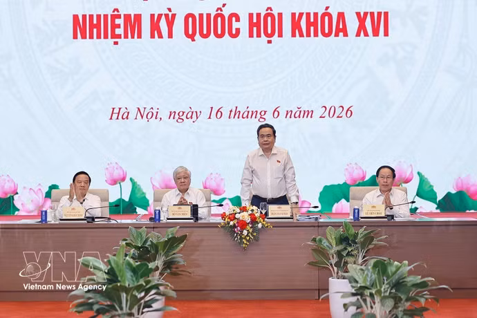Le président de l’Assemblée nationale du Vietnam (AN), Trân Thanh Mân, préside le 16 juin à Hanoi une conférence consacrée à la mise en œuvre des orientations législatives de la 16e législature. Photo: VNA