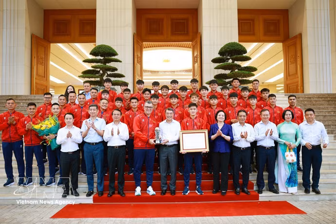 Le Premier ministre Lê Minh Hung et l’équipe nationale U17. Photo: VNA