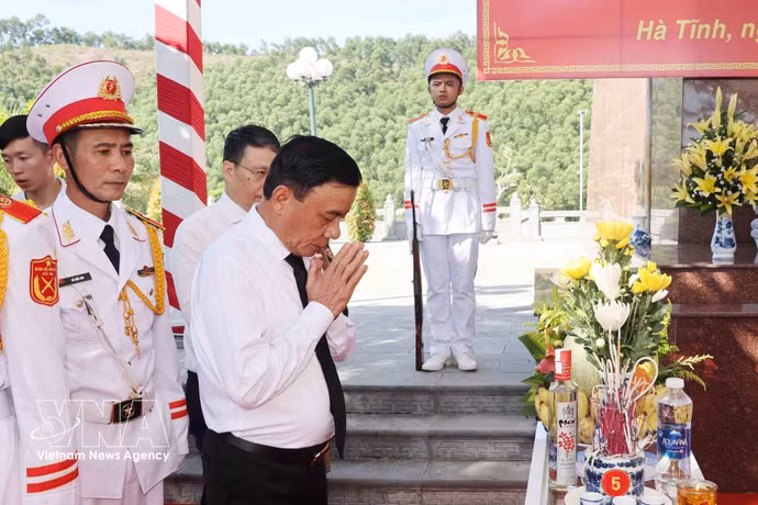 Trân Câm Tu, membre du Bureau politique et permanent du Secrétariat du Parti communiste du Vietnam, assiste, dans la matinée du 25 mai à la province de Ha Tinh (Centre), une cérémonie d’hommage, de commémoration et d’inhumation de neuf dépouilles de soldats volontaires et d’experts vietnamiens tombés au Laos durant la guerre. Photo: VNA