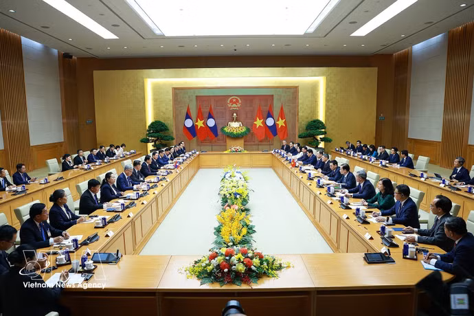 Les deux chefs de gouvernement s'entretient afin d’examiner les relations bilatérales et les orientations de coopération pour les années à venir. Photo: VNA