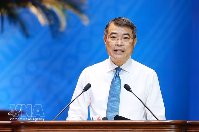 Le Premier ministre Le Minh Hung s'exprime lors du dialogue. Photo: VNA
