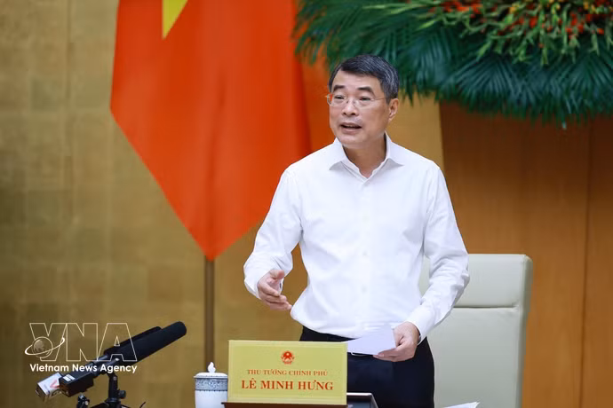 Le Premier ministre lê Minh Hung s'exprime lors de la réunion. Photo: VNA