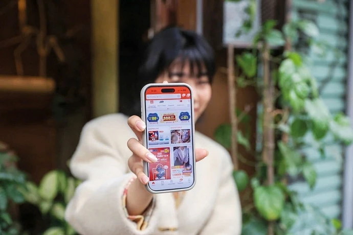 L’année 2026 est considérée comme une année charnière, marquant à la fois l’entrée en vigueur effective de la Loi sur le commerce électronique et le lancement de la mise en œuvre du Plan directeur de développement du commerce électronique pour 2026-2030. Photo: thoibaotaichinh.vn