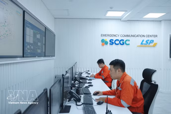 Centre de surveillance et de coordination des interventions d’urgence fonctionnant 24 heures sur 24 et 7 jours sur 7 au complexe pétrochimique de Long Son, à Ho Chi Minh-Ville. Photo: VNA