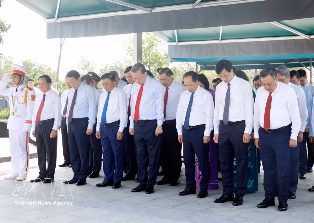 vnanet-potal-chu-tich-nuoc-to-lam-vdang-hoa-dang-huong-khu-mo-va-khu-luu-niem-tong-bi-thu-ha-huy-tap-8715487.jpg