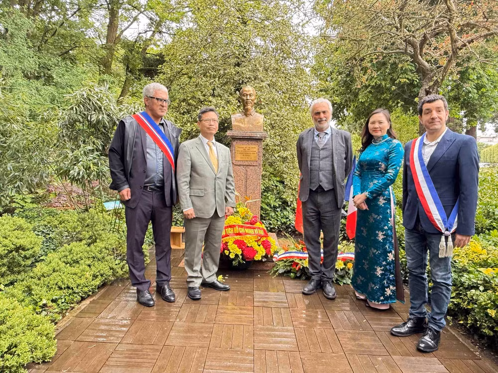potal-dang-hoa-tuong-niem-chu-tich-ho-chi-minh-tai-phap-8772457.jpg