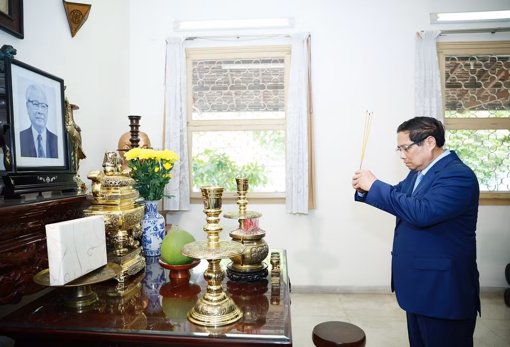 vna-potal-thu-tuong-thap-huong-tuong-nho-co-chu-tich-hdbt-pham-hung-va-co-thu-tuong-vo-van-kiet-8003456.jpg