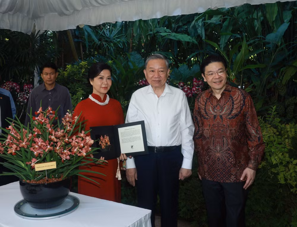 vna-potal-tong-bi-thu-va-phu-nhan-du-le-dat-ten-hoa-lan-tai-vuon-thuc-vat-quoc-gia-singapore-7907921.jpg