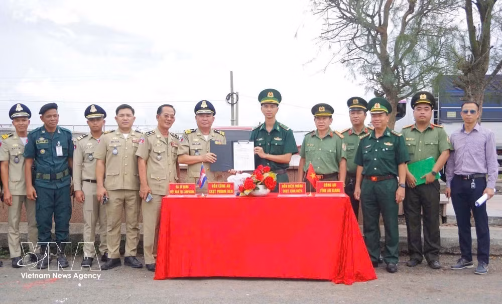 vnanet-potal-an-giang-tiep-nhan-109-cong-dan-viet-nam-do-co-quan-chuc-nang-campuchia-trao-tra-8792847.jpg