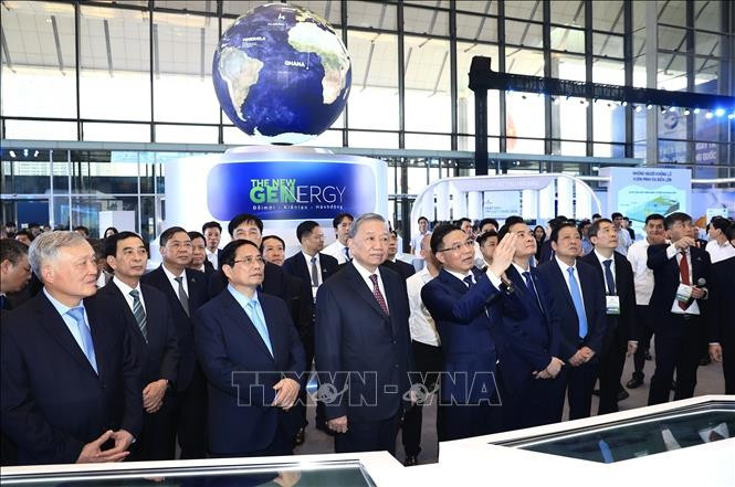 Le secrétaire général Tô Lâm, le Premier ministre Pham Minh Chinh et les délégués visitent l'exposition des réalisations scientifiques et technologiques du Petrovietnam. Photo: VNA expo.jpg