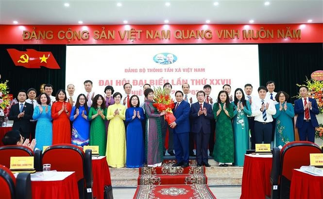 Le Premier ministre Pham Minh Chinh offre des fleurs pour féliciter le 27e Congrès de l'organisation du Parti de l'Agence vietnamienne d'information, mandat 2025-2030. Photo: VNA fin.jpg