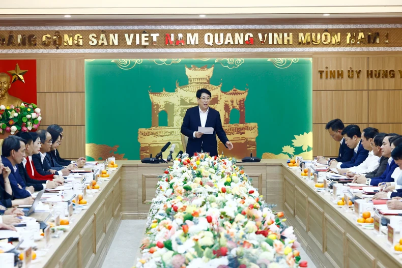 Le président Luong Cuong préside une réunion pour annoncer le projet de rapport d’inspection à Hung Yen. Photo : VNA