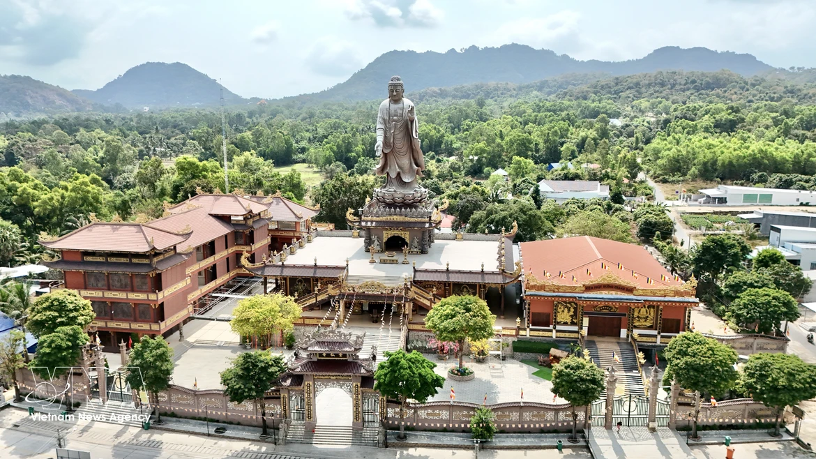 Bouddha Amitābha de la pagode Kim Tien, sentinelle spirituelle des Sept Montagnes 
