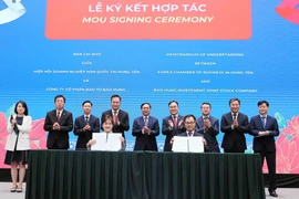 Le vice-Premier ministre et ministre des Affaires étrangères Bui Thanh Son et les délégués assistent à la cérémonie de signature d'un accord de coopération entre l'Association des entreprises sud-coréennes de Hung Yen et la société par actions d'investissement Bao Hung. Photo : VNA