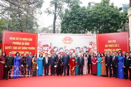 Le secrétaire général To Lam avec des électeurs au bureau de vote n° 2, quartier de Ba Dinh, Hanoï. Photo : Thong Nhat - VNA