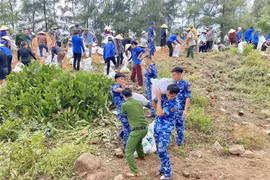 La province de Ha Tinh mobilise des centaines de personnes de l'armée, de la police, des garde-côtes.. pour renforcer d'urgence la digue de Hoi Thong. Photo : VNA