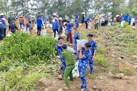 La province de Ha Tinh mobilise des centaines de personnes de l'armée, de la police, des garde-côtes.. pour renforcer d'urgence la digue de Hoi Thong. Photo : VNA