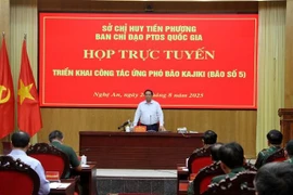 Le Premier ministre Pham Minh Chinh préside une réunion de déploiement des missions au Poste de commandement avancé du gouvernement installé dans la province de Nghê An. Photo : VNA