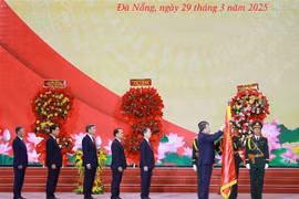 To Lam a décerné la Médaille du Travail de première classe au Comité du Parti, aux autorités et au peuple de Da Nang. Photo : VNA